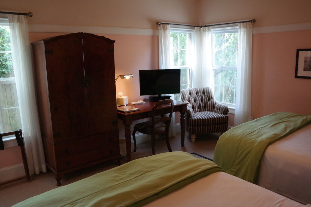 Beach Spa Bed & Breakfast Вирджиния-Бич Экстерьер фото