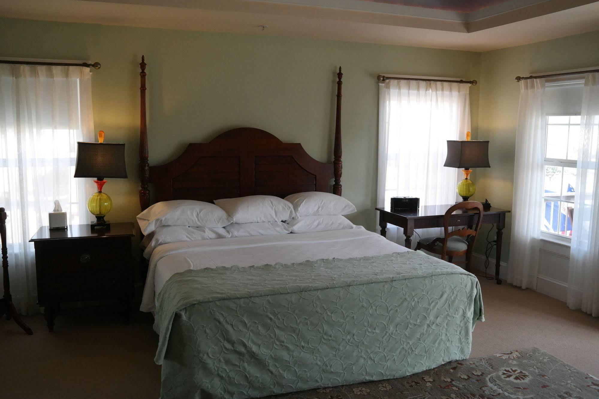 Beach Spa Bed & Breakfast Вирджиния-Бич Экстерьер фото